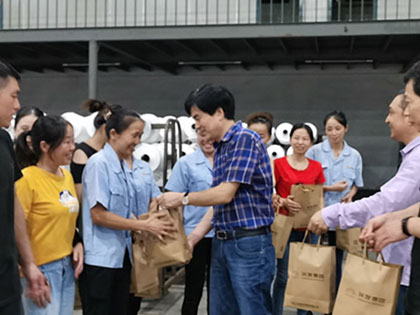 ขอแสดงความเสียใจอย่างสุดซึ้งกับเทศกาลไหว้พระจันทร์——หลี่ซิง รองประธานบริหารของกลุ่ม ขอแสดงความเสียใจต่อพนักงานแนวหน้าในคืนเทศกาลไหว้พระจันทร์